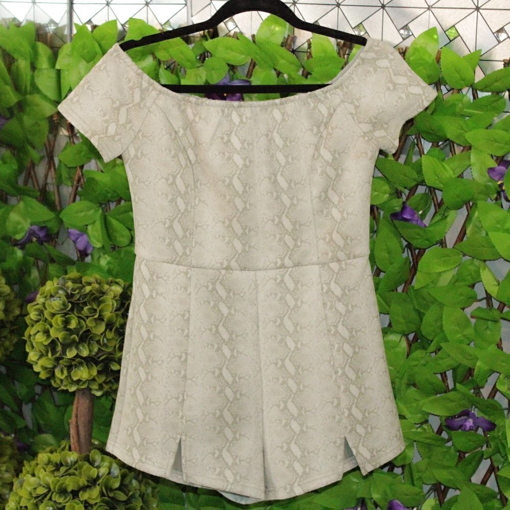 The Pants Store Light Green Snakeskin Design Romper Juniors Medium